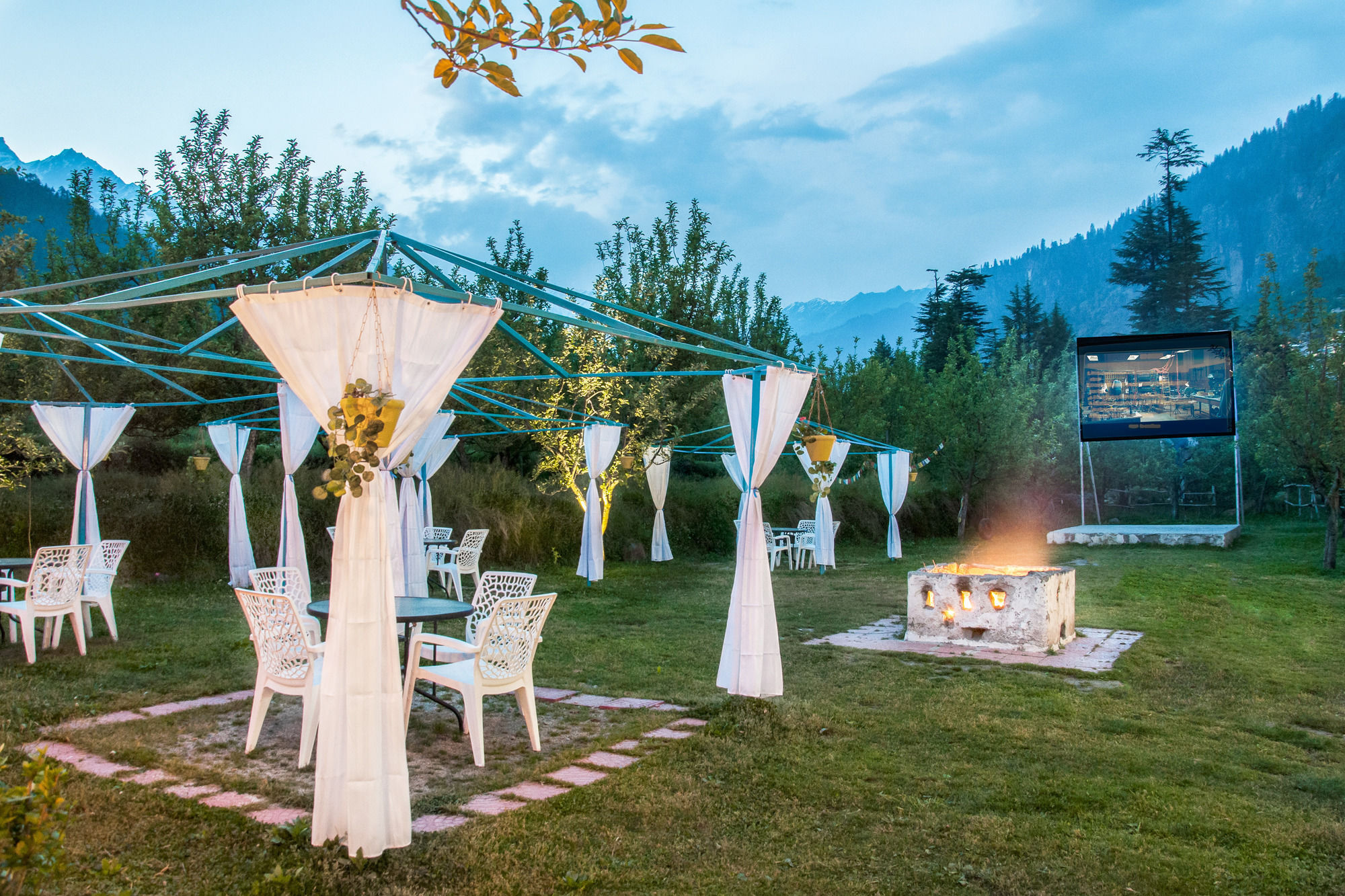 Готель Treebo Trend Celebriti Manali Vashist Екстер'єр фото
